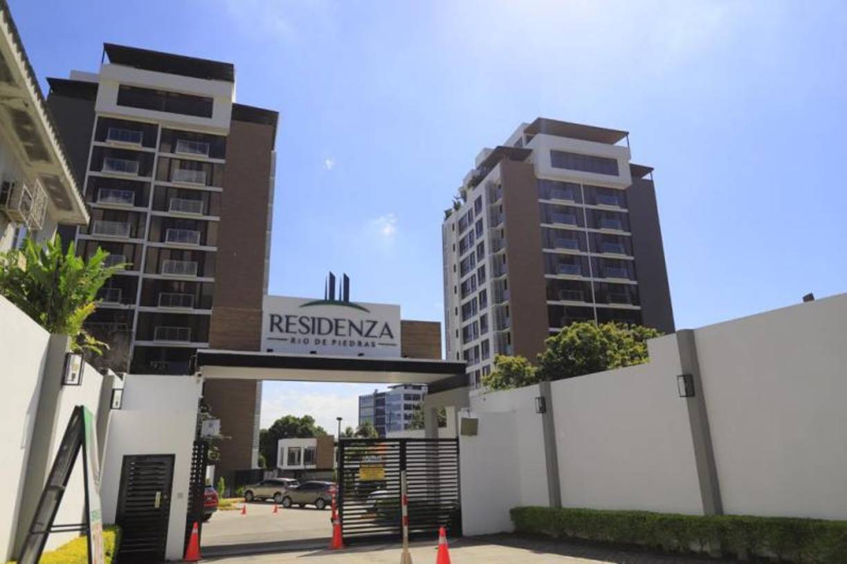 Residenza. Es un edificio de condominios ubicado entre la 9 y 10 calle, 24 avenida del barrio Río de Piedras. Son dos torres y cada una es de 12 niveles. Entre las amenidades está la piscina, gimnasio, centro de negocios y salón de eventos.