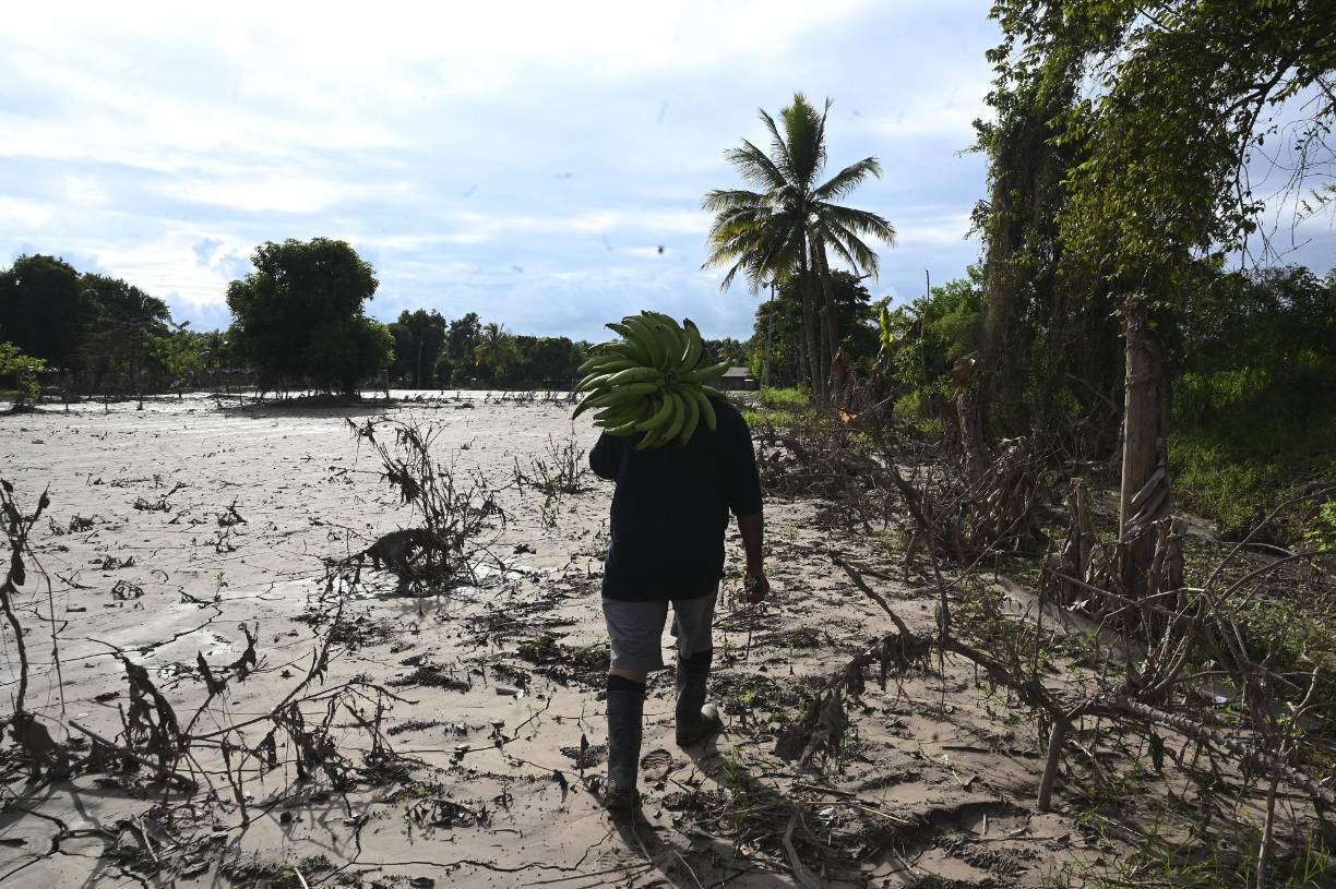 Otro campesino de la zona, Camilo Chávez, de 64 años, dijo que se las arregla “para comer con ayuda de algunos amigos, y la municipalidad que nos ha invitado a un poquito de comida”.