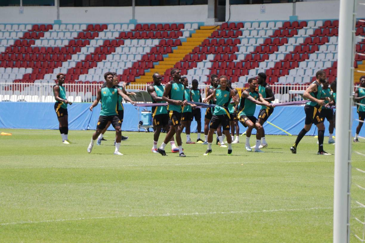 Es por ello que el inglés convocó a la mayoría de los legionarios que militan en la primera y segunda división de Inglaterra. 