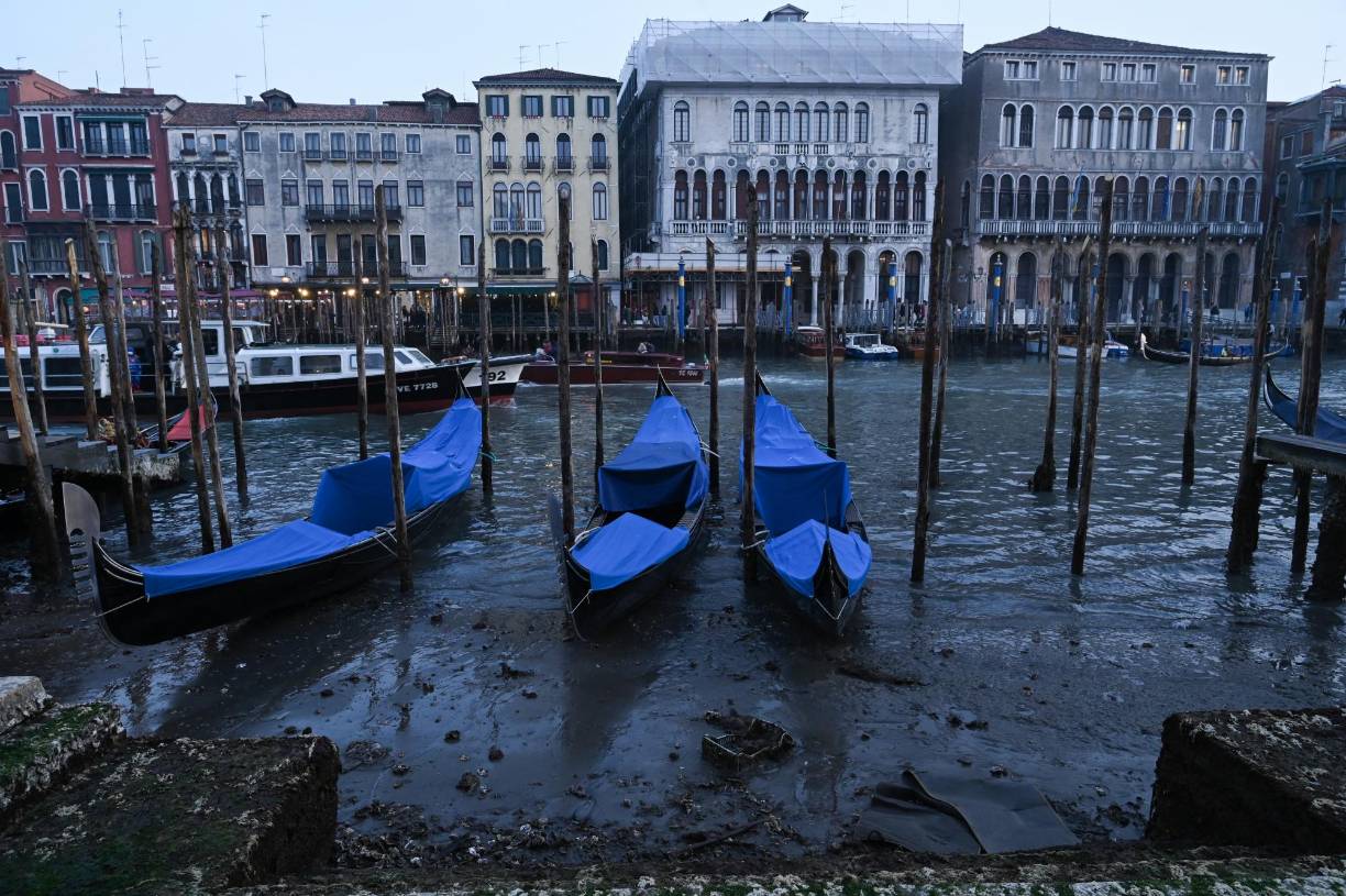 Una inundación que divierte a los turistas pero pone en peligro los cimientos de los viejos palacios de la ciudad, clasificada como patrimonio mundial de la UNESCO.