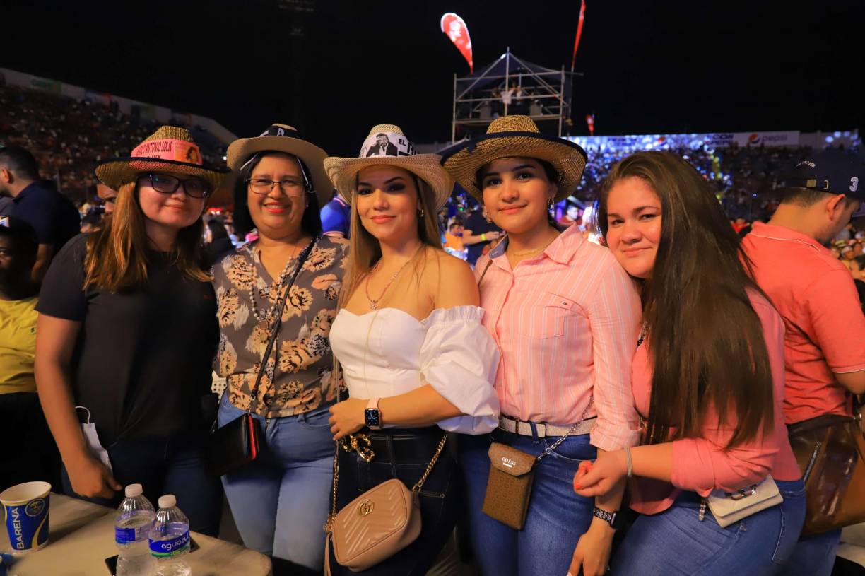 Siguiendo con su estilo romántico, interpretó “Tu amor o tu desprecio”, un tema que el público entonó a todo pulmón.