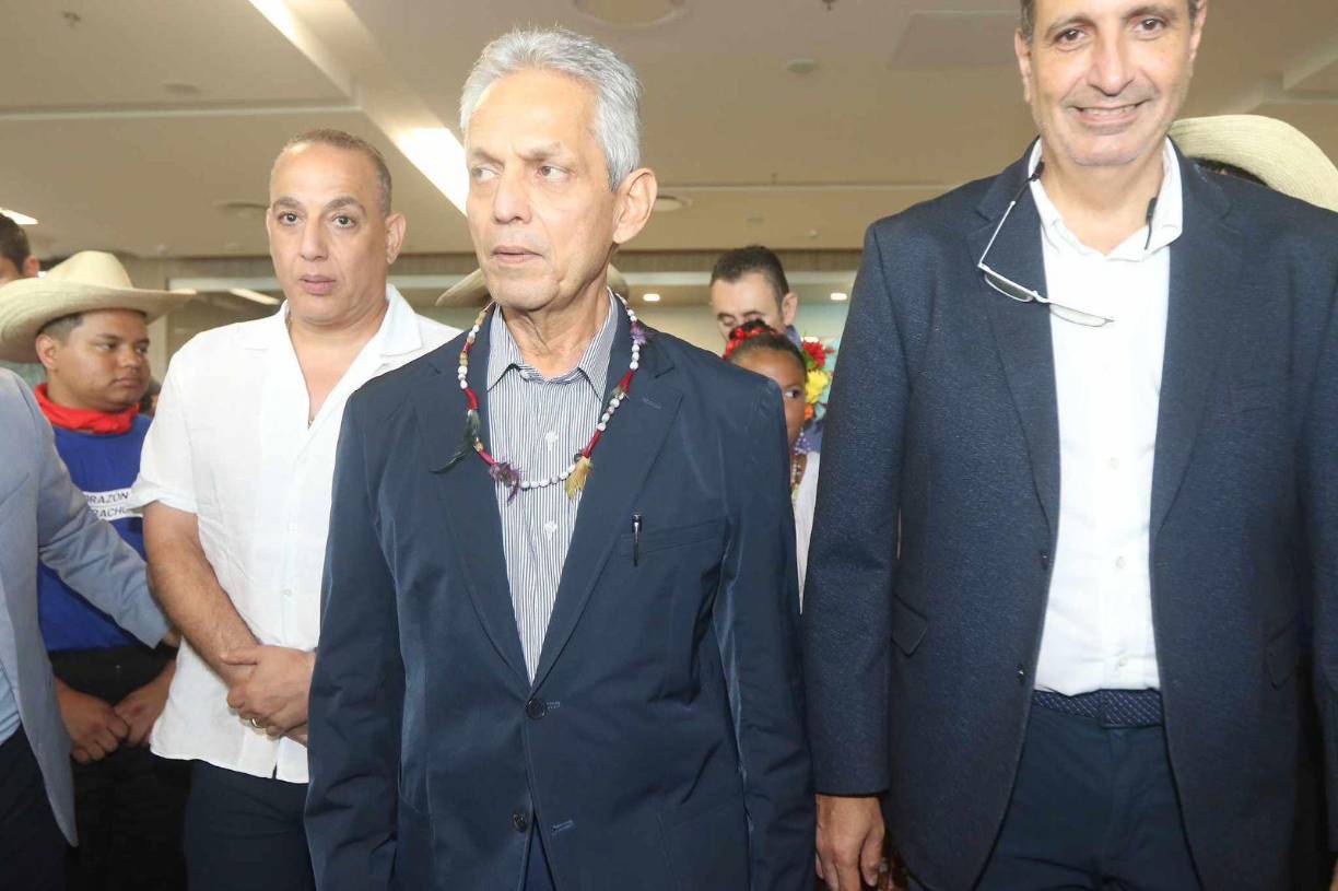 El colombiano aterrizó en el Aeropuerto Internacional de Palmerola, donde fue recibido por directivos de Fenafuth, medios de prensa, jugadores de Liga Menores y una danza catracha.