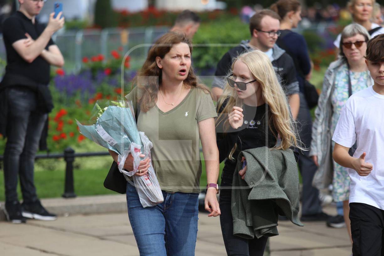 El ataúd permanecerá unas 24 horas en la catedral donde estará la capilla ardiente que permitirá a la población rendirle tributo. Fotos: Carlos Hernández.