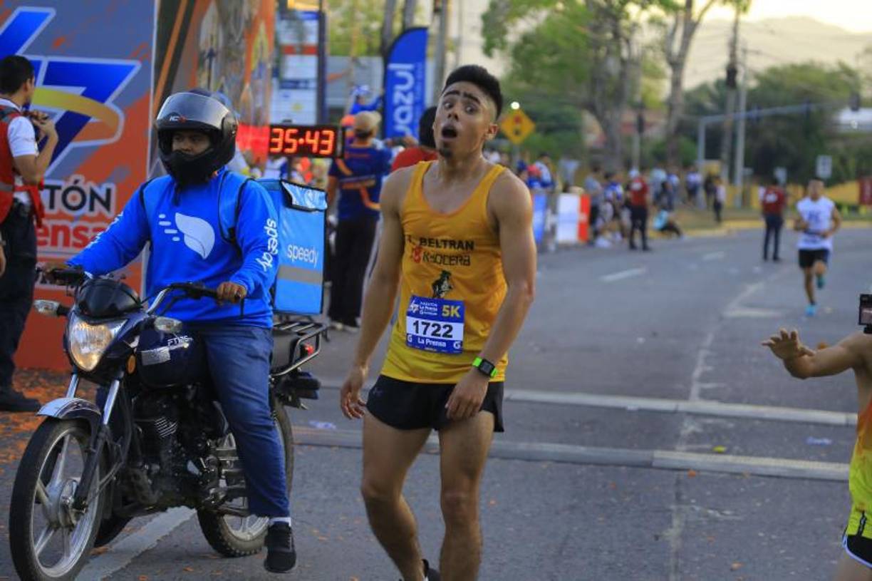 Erick Luna, un vendedor de pan de Siguatepeque se impuso a dos policías de la ANAPO en los 5 kilómetros. 