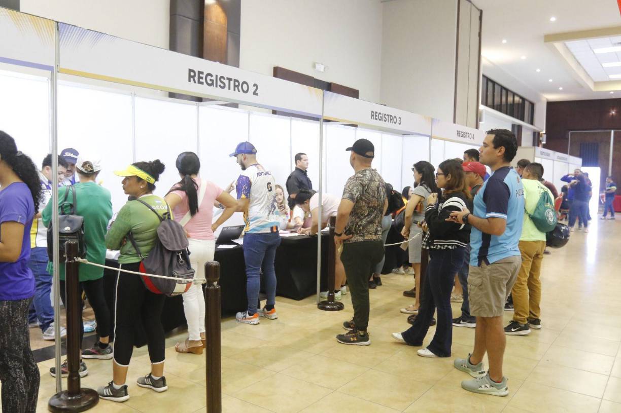 Los corredores se están abocando a las diferentes ventanillas de registro en Expocentro, lugar donde se están entregando los kits de la Maratón 48 de La Prensa.