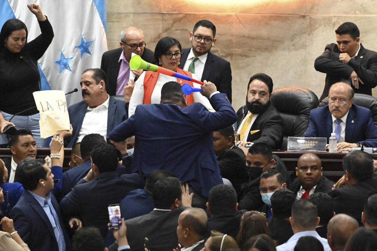 El presidente del Congreso Nacional, Luis Redondo, condenó en las últimas horas la insurrección legislativa de los diputados del Partido Nacional (PNH), que terminó anoche en un nuevo zafarrancho.