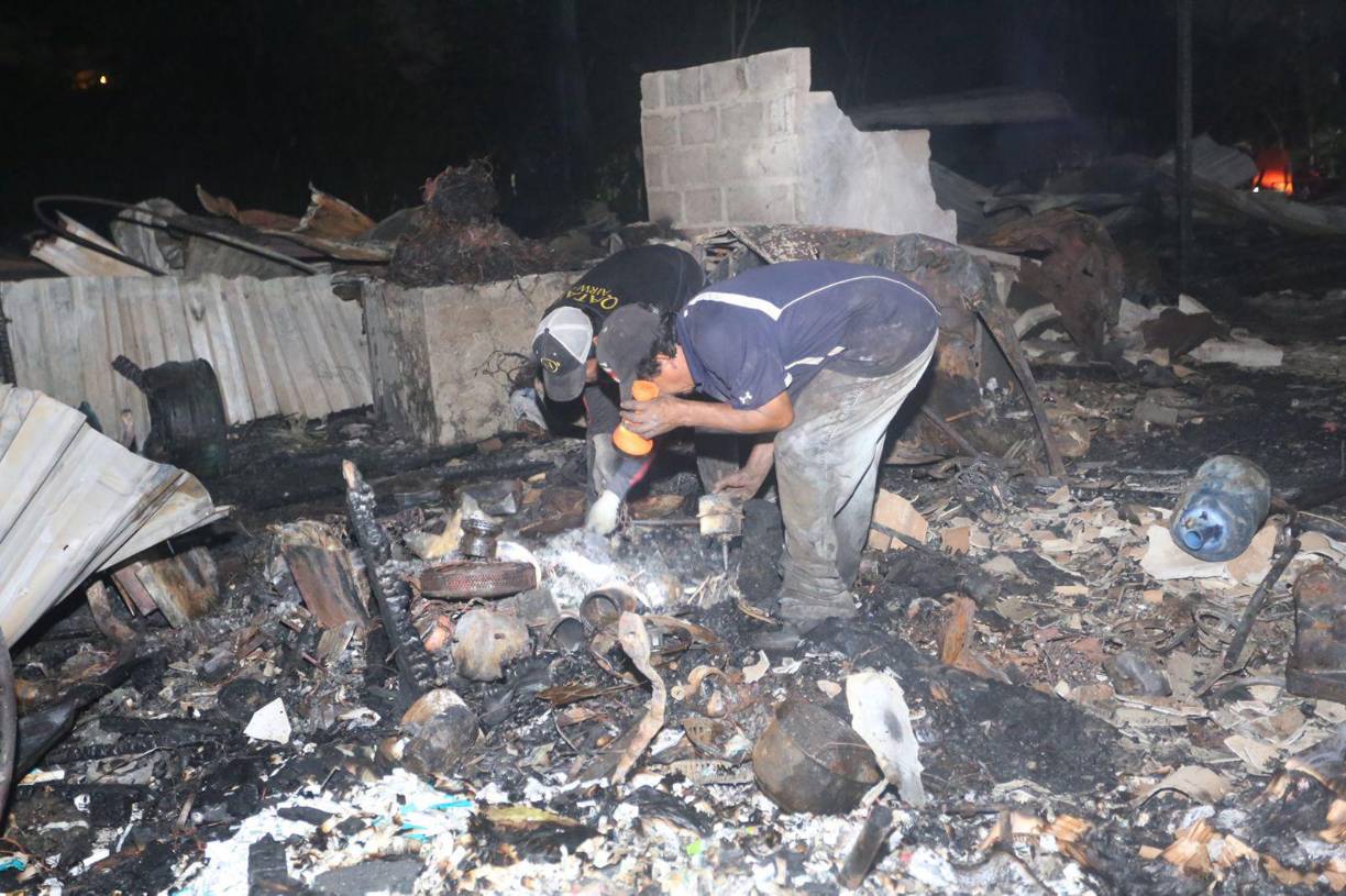 Además, el edil sampedrano invitó a los ciudadanos a apoyar estas familias, con ropa, alimentos y cosas que sean de utilidad inmediata.