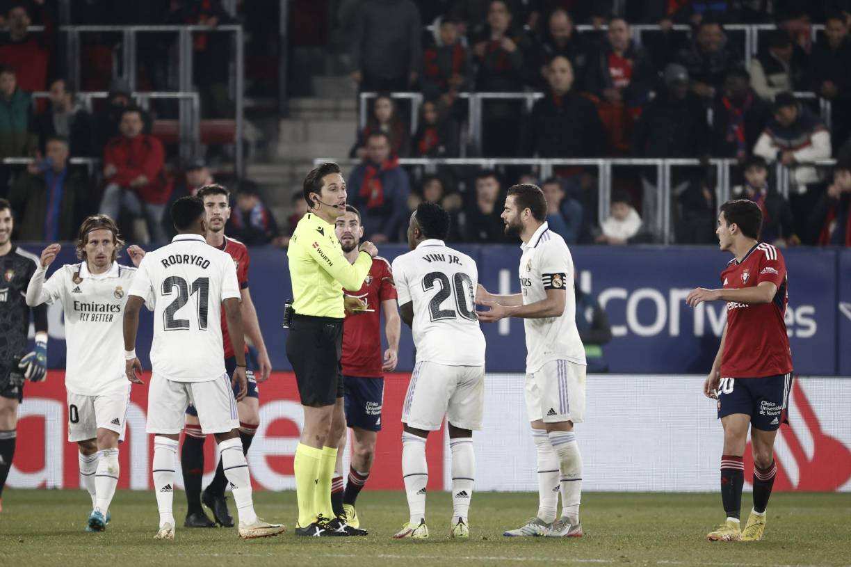 A Vinicius no le gustó que lo amonestará el árbitro y según diario As el brasileño le lanzó un insulto: “Vete a tomar por culo, hijo de p...”, le habría dicho el jugador del Real Madrid al central Munuera Montero.