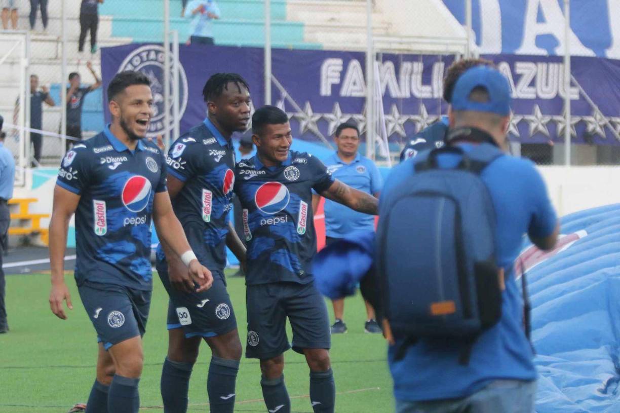 El “Chino” mandó el balón al fondo de las redes y venció al arquero panameño previo al descanso.