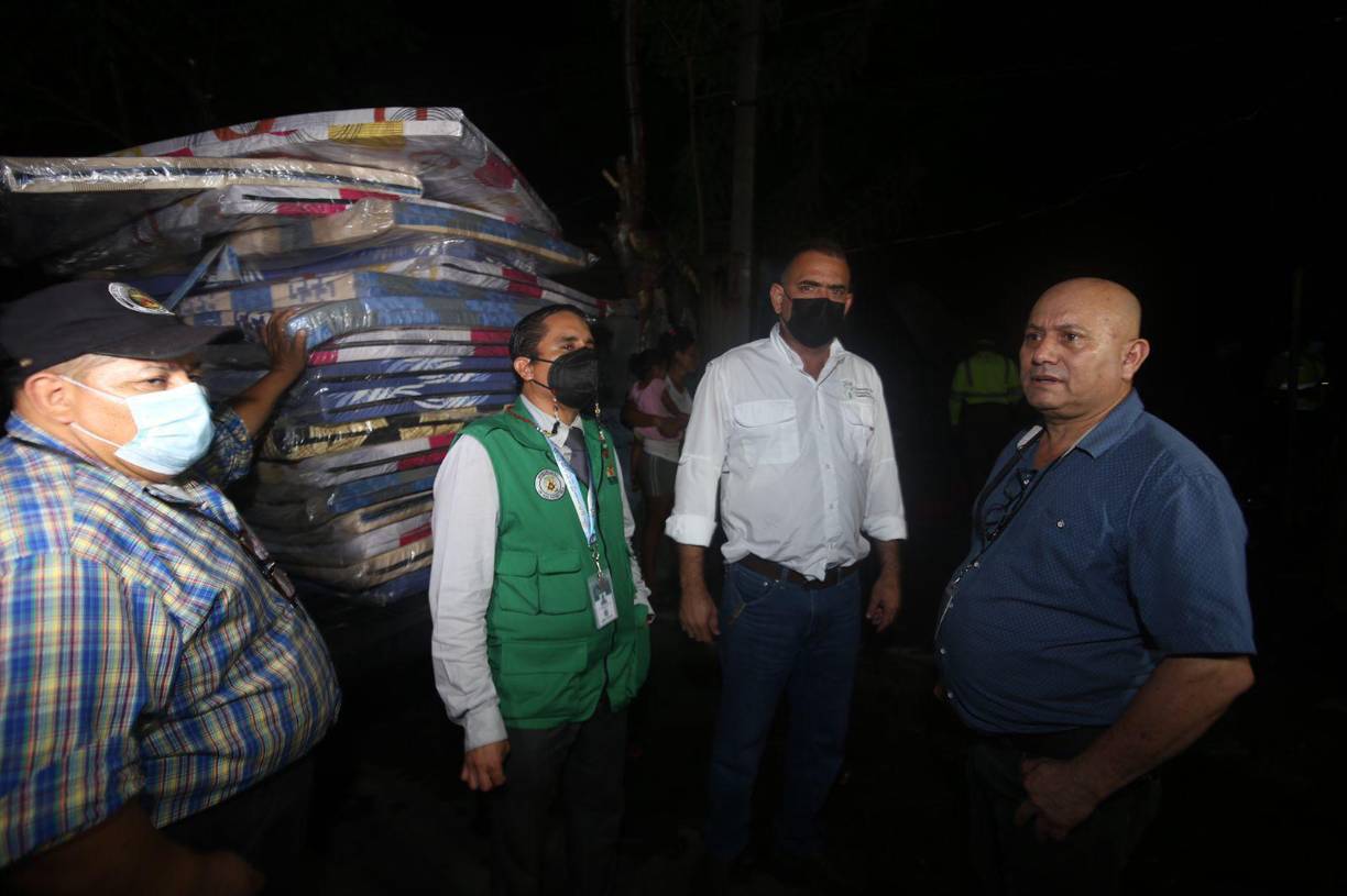 “Desde ayer estamos ya colaborándoles con colchonetas, suministros, alimentación para los niños y ahora viendo cómo los ubicamos en un refugio, especialmente a los infantes para evitar enfermedades”, dijo Contreras.