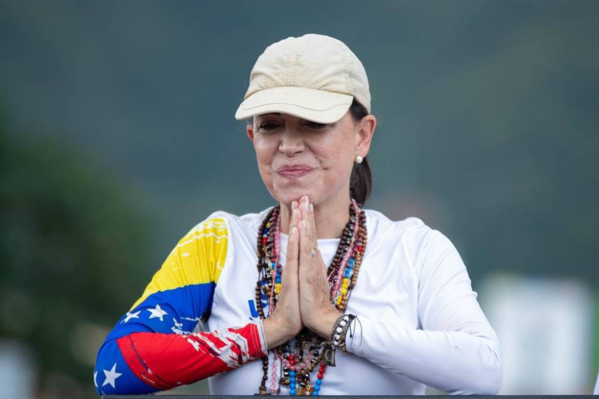 La líder opositora de Venezuela María Corina Machado reapareció este jueves en una protesta en Caracas rodeada de cientos de seguidores, después de permanecer en la clandestinidad desde el pasado 28 de agosto, cuando salió a manifestarse para reivindicar la victoria del antichavista Edmundo González Urrutia en las presidenciales, cuyo triunfo adjudicó el Consejo Nacional Electoral (CNE), controlado por el oficialismo, a Nicolás Maduro.