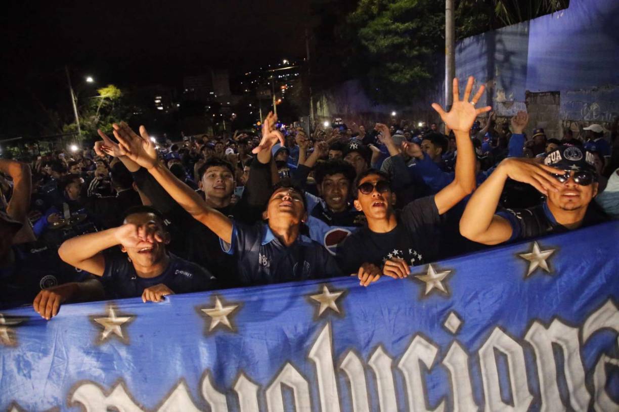 La barra Revolucionarios 1928 puso el color a inmediaciones del Chelato Uclés. 