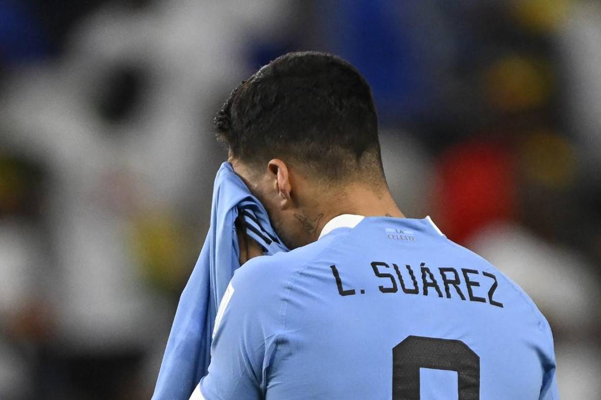 Luis Suárez fue la imagen que plasmó la desolación de Uruguay. La de Diego Alonso, agitando los brazos cuando el tiempo se escapaba, ya con el tanto al borde del final de Corea del Sur ante Portugal, aún con una decena de minutos por delante para su equipo ante Ghana en el estadio Al Janoub, fue la de la incredulidad y la impotencia ante un destino severo, pero perceptible cuando empatas a nada primero y luego pierde contra Portugal.