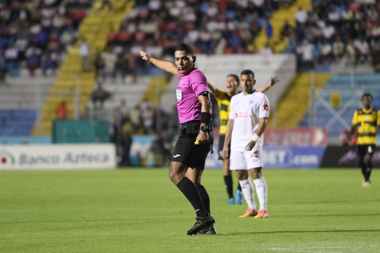 El árbitro Jefferson Escocbar 12 tarjetas amarillas en el Clásico: 5 para el Olimpia y 7 para el Real España.