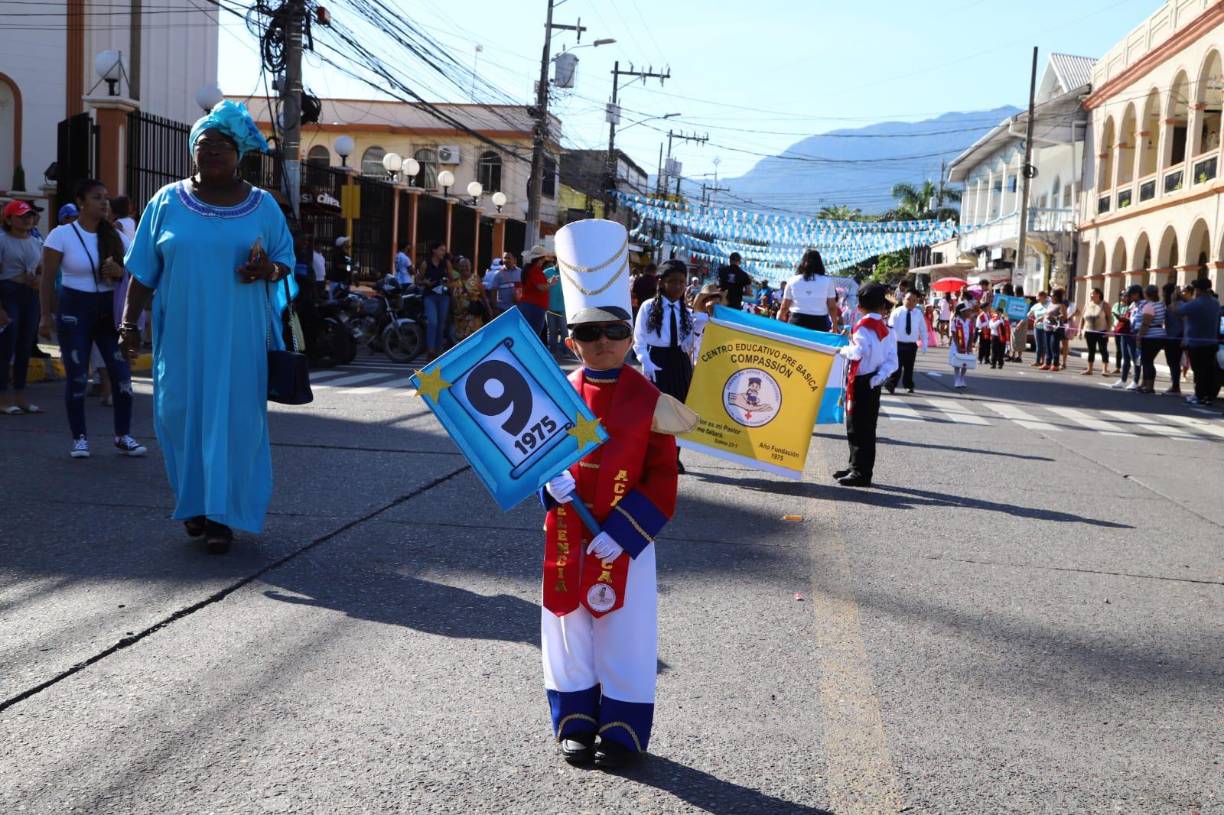 Este martes 12 de septiembre comenzaron los desfiles patrios en la ciudad caribeña de La Ceiba, con la participación de niños de varias escuelas de ese municipio. 