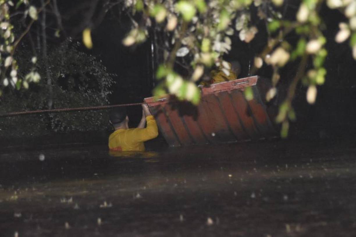 Los pobladores de Colón y Atlántida se encuentran en alerta por la crecida de los ríos y afluentes, producto de la tormenta tropical Sara, que se encuentra sobre la costa hondureña y avanza lentamente. 
