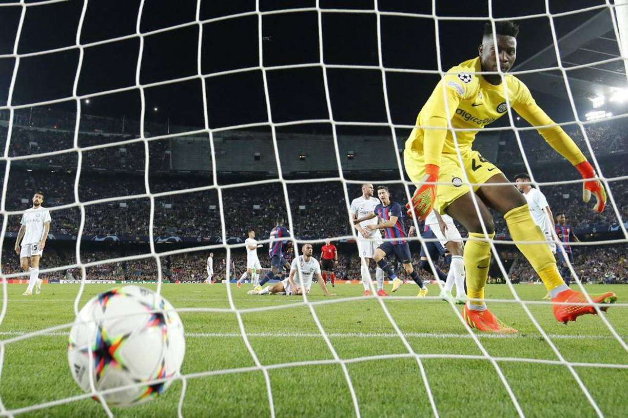 Se mascaba la tragedia en el Camp Nou, pero un cabezazo de Lewandowski evitó el bochorno (3-3, 90+1) y Ter Stegen apareció para evitar el cuarto del Inter.