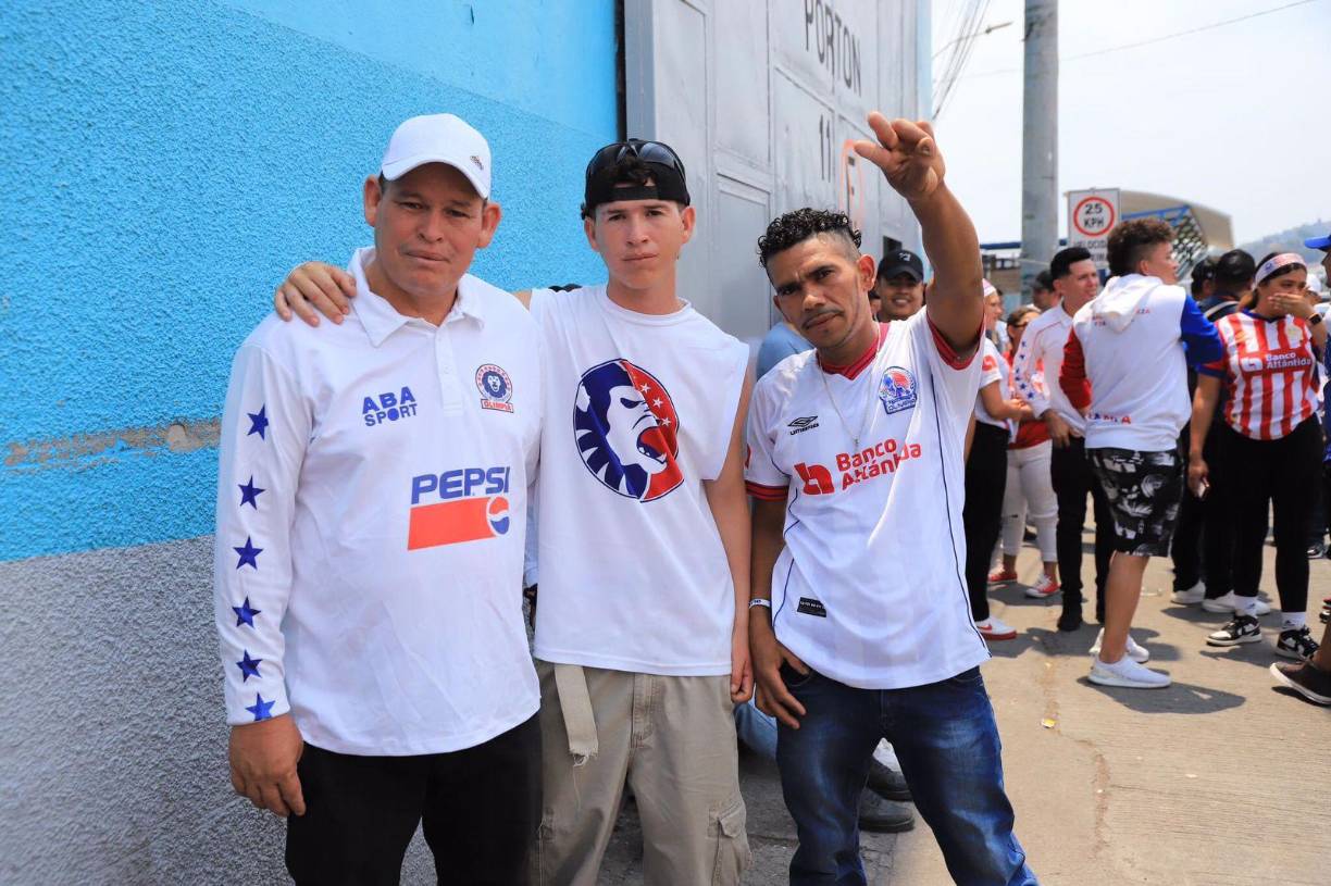 Hincha en la torre y las bellas chicas que adornan la gran final