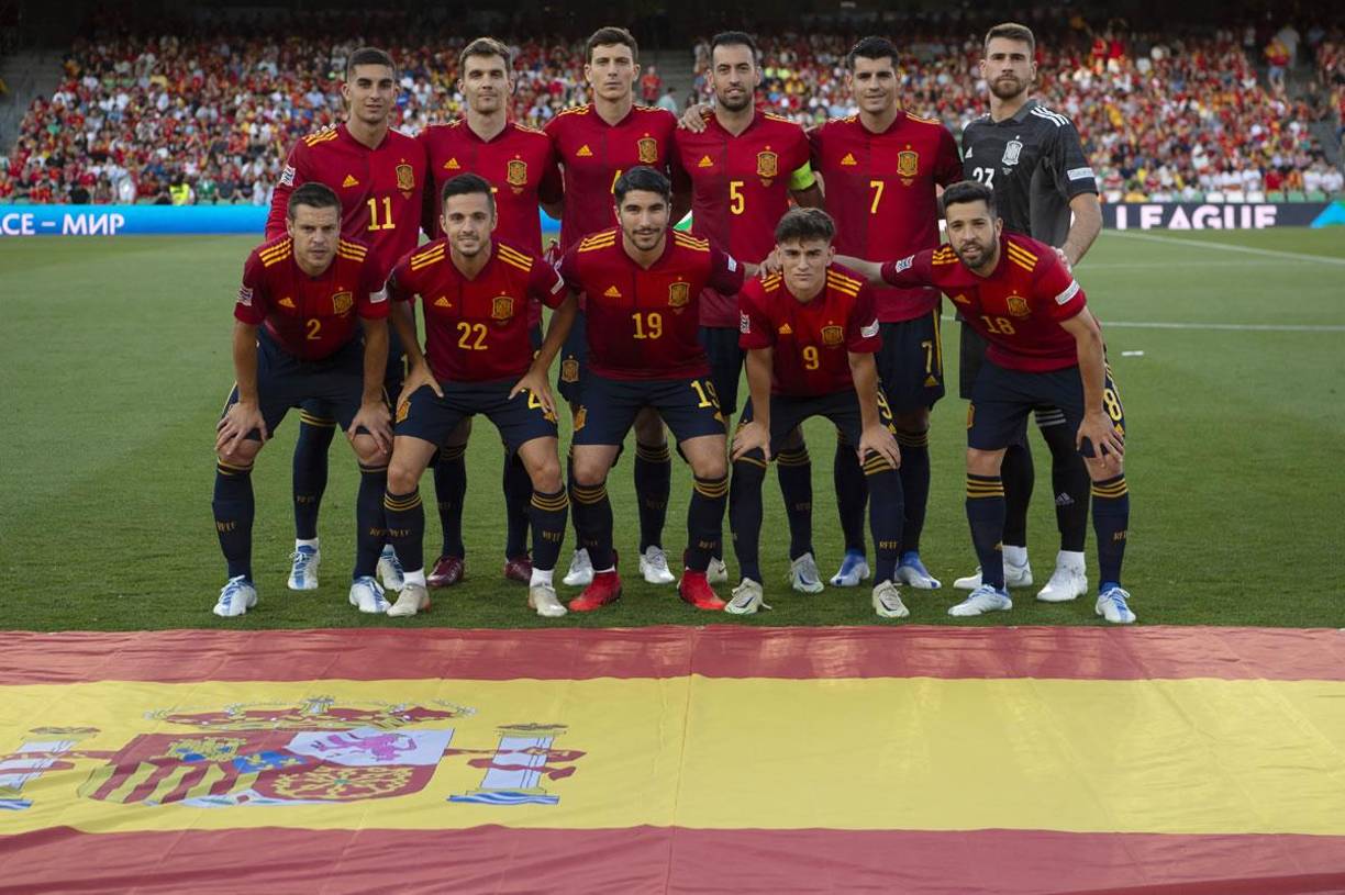 El 11 titular de España posando previo al debut contra Portugal en la UEFA Nations League.