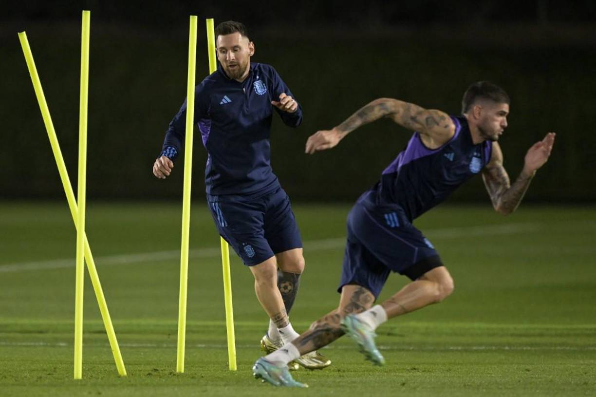 Hoy en Qatar, en los entrenamientos de Argentina, De Paul sonríe con él, lo abraza y bromean juntos.