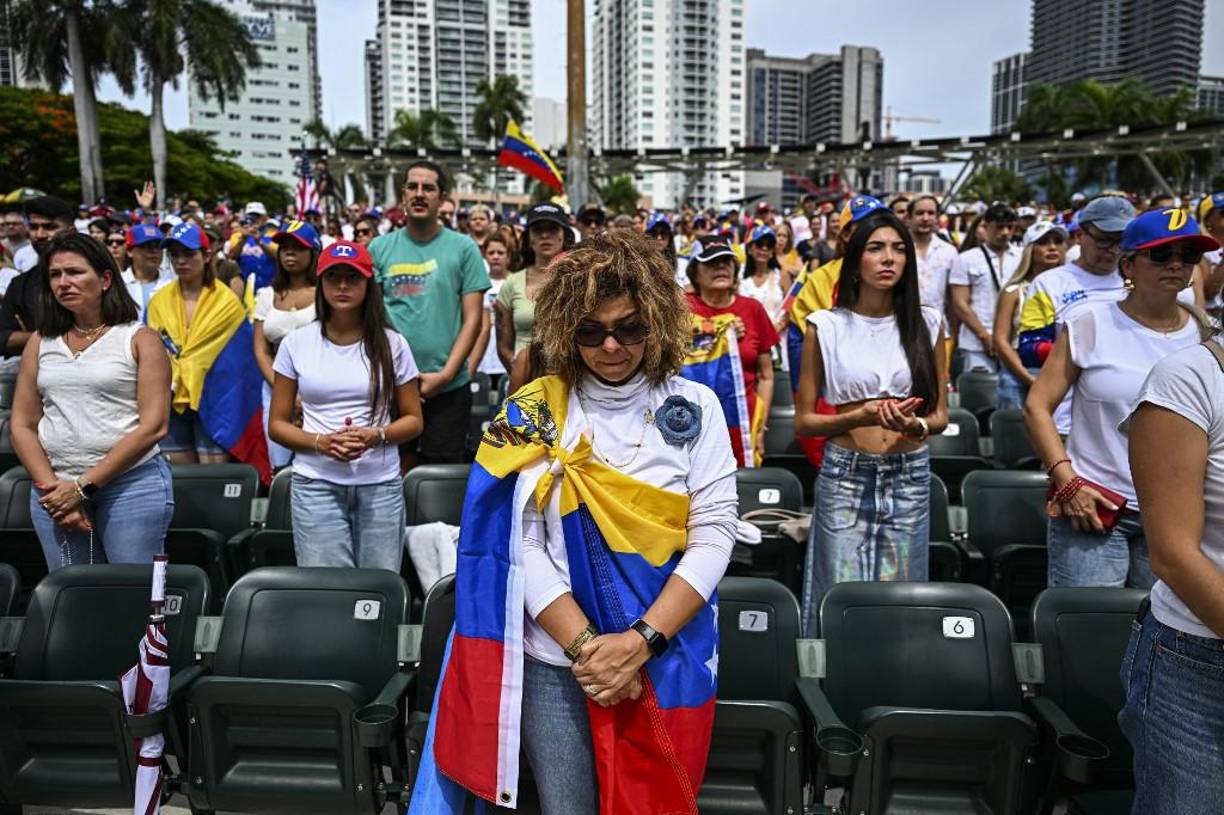 Una de las primeras en tomar la palabra fue María Teresa Morín, del Comando con VZLA, quien recordó a los presos políticos venezolanos, “incluso a mis compañeros, algunos detenidos, otros asilados en la Embajada argentina en Caracas, que ahora protege Brasil”.