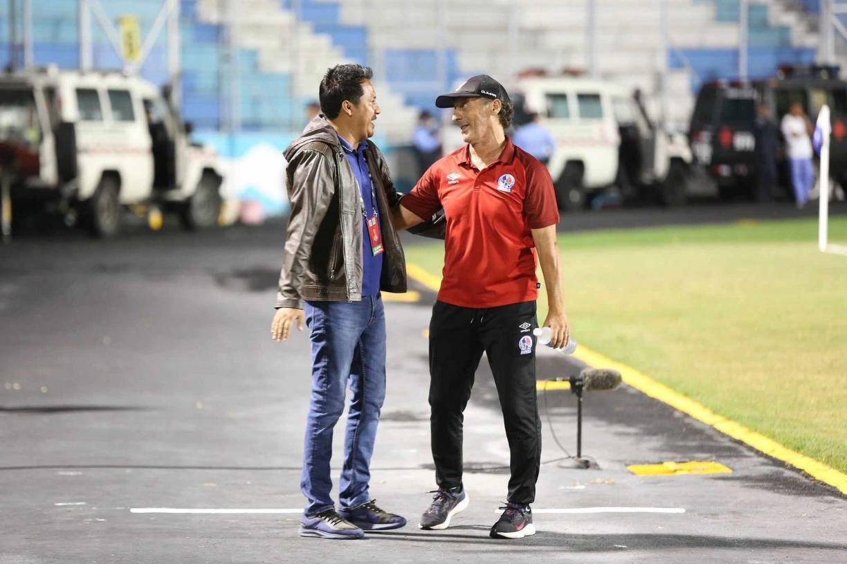 Pedro Troglio en la previa del encuentro entre Olimpia y Xelajú en el certamen internacional. 