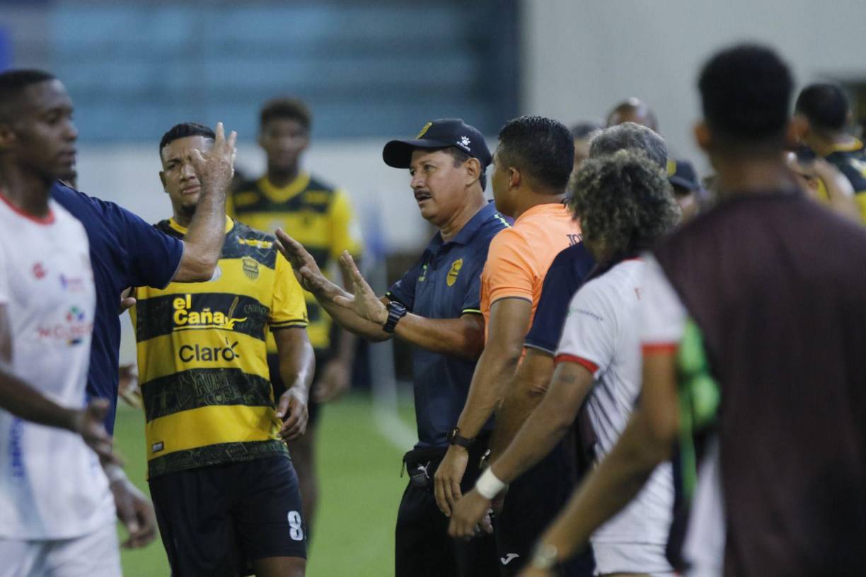 Jugadores de Real España y cuerpo técnico protestaron al final del partido.