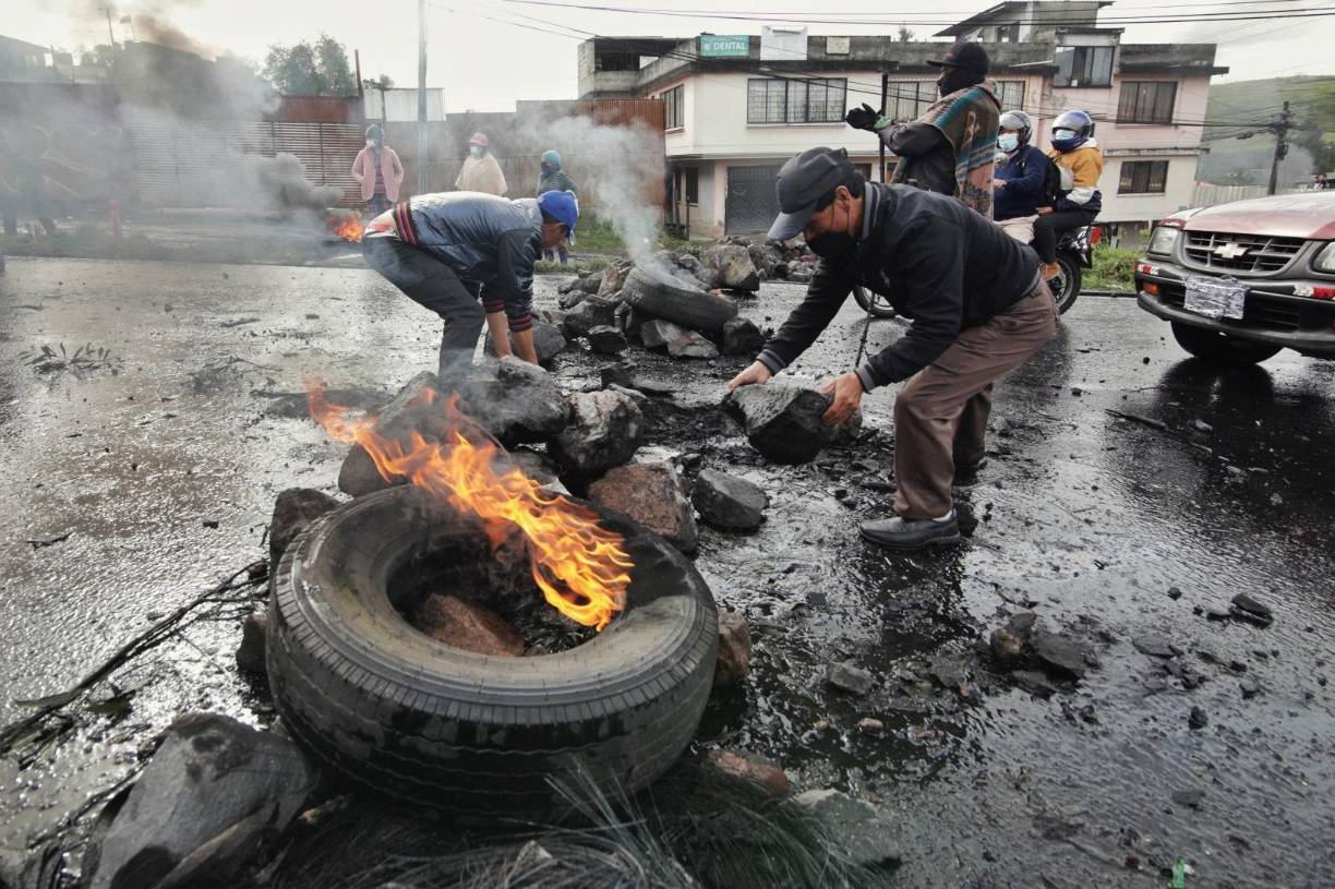 La policía ecuatoriana dispersó con gases lacrimógenos a unos 500 indígenas que bloquearon con ramas de árboles una importante avenida de Quito, en el noveno día de protestas contra el gobierno.