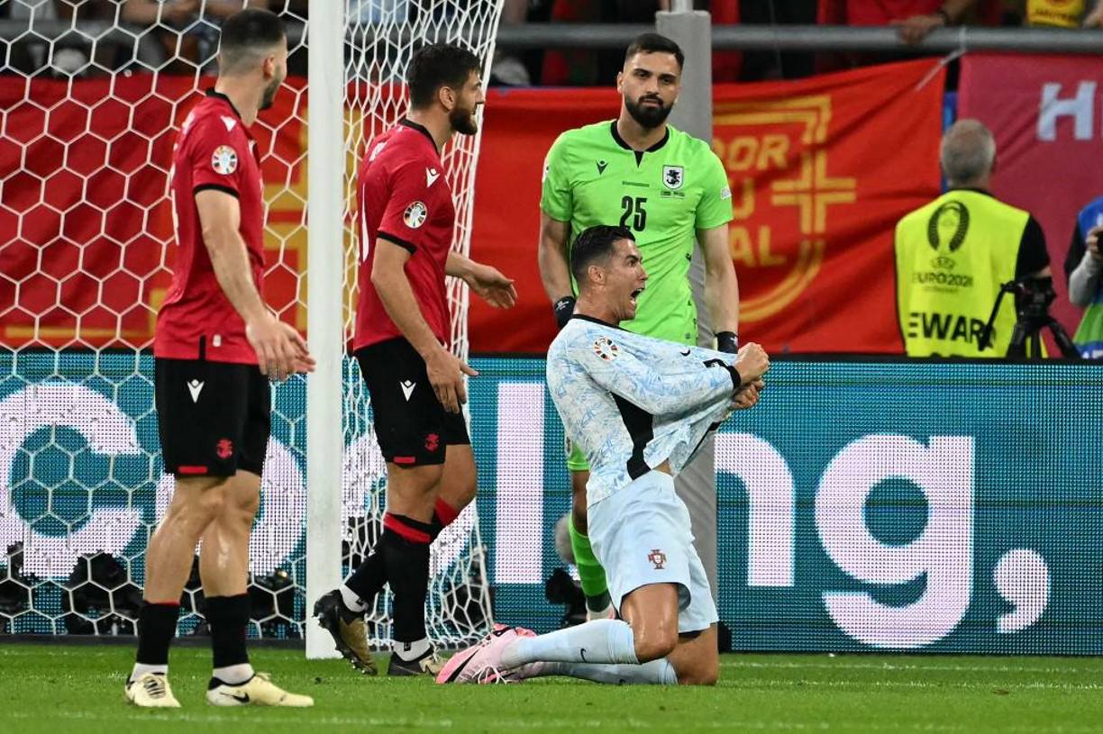 CR7 reclamó una posible falta penal en la primera parte ya que le sujetaron de su camiseta.