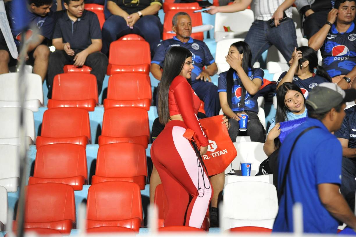 Algunas de las fotografías de las chicas que engalanaron en la previa del Motagua-Marathón en el Estadio Nacional de Tegucigalpa. 
