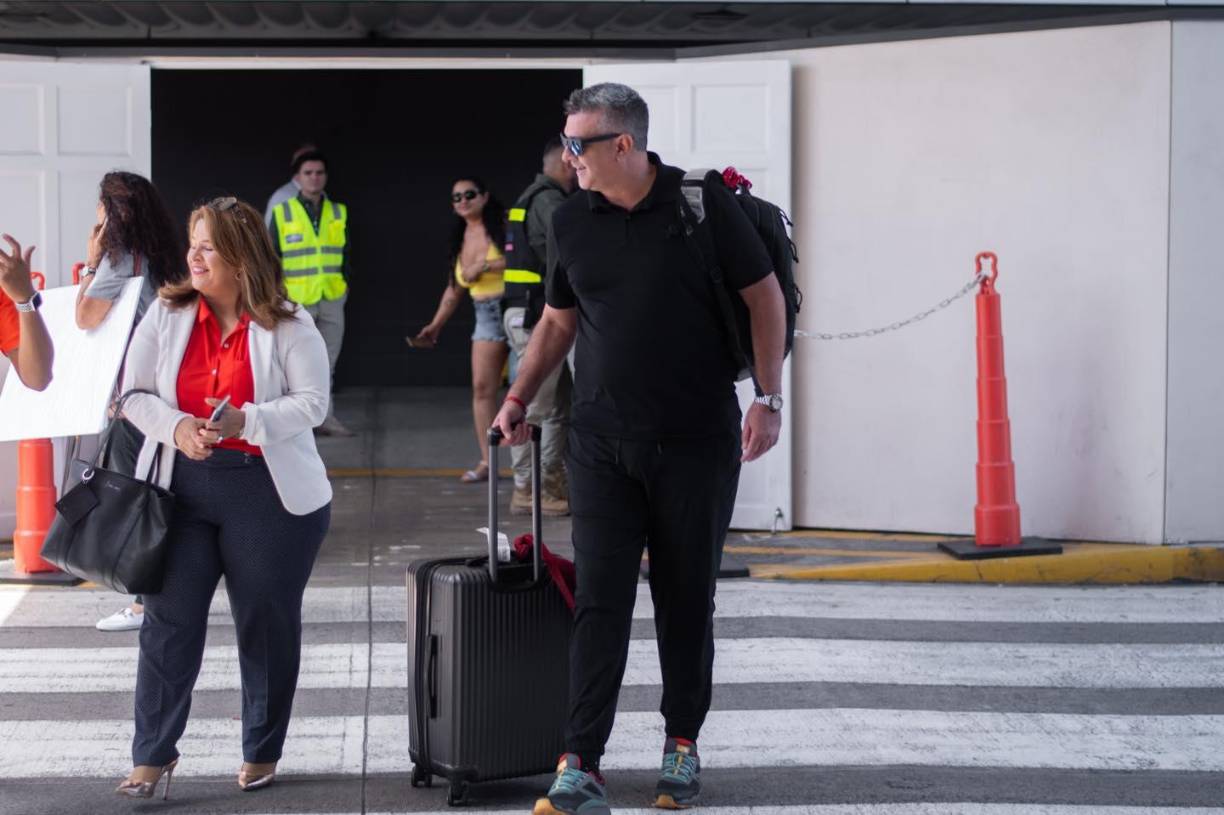 “La Barbie” llegó ayer a Costa Rica y minutos más tarde ya posaba con la camiseta del Puntarenas.