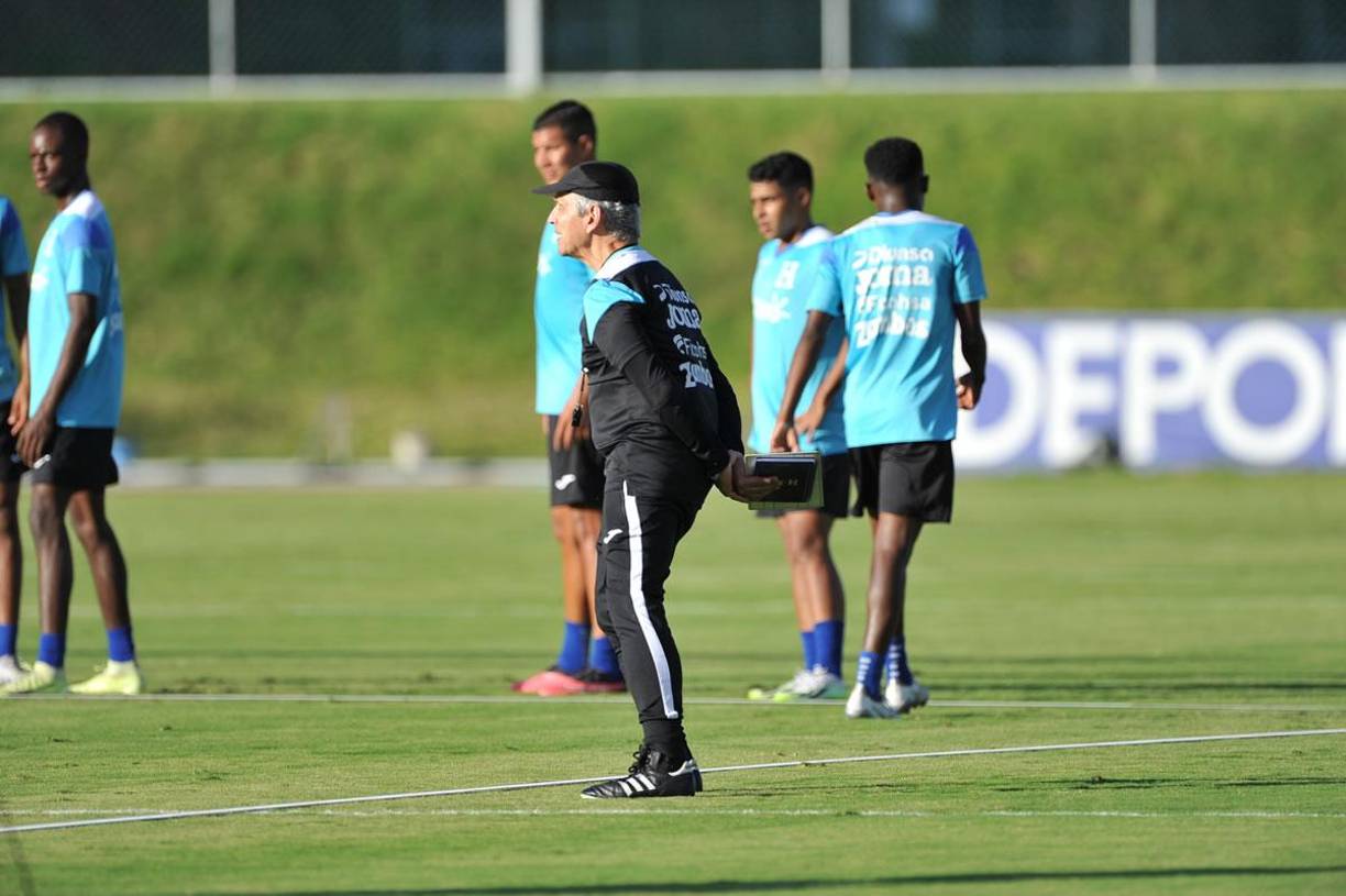 Reinaldo Rueda siguió de cerca el entrenamiento en el Centro de Alto Rendimiento José Rafael Ferrari, sede del Olimpia.