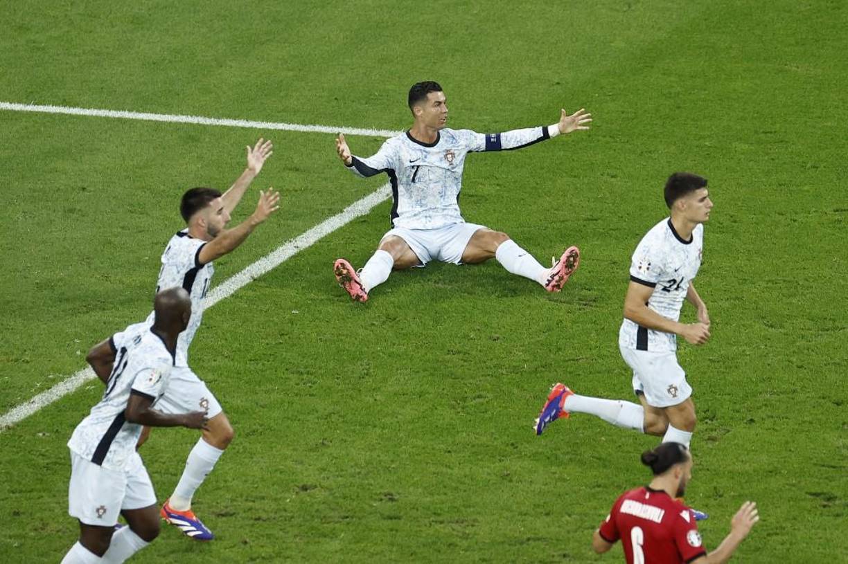 CR7 y el resto de sus compañeros de Portugal reclamaron penal, sin embargo, el árbitro no sancionó absolutamente nada.