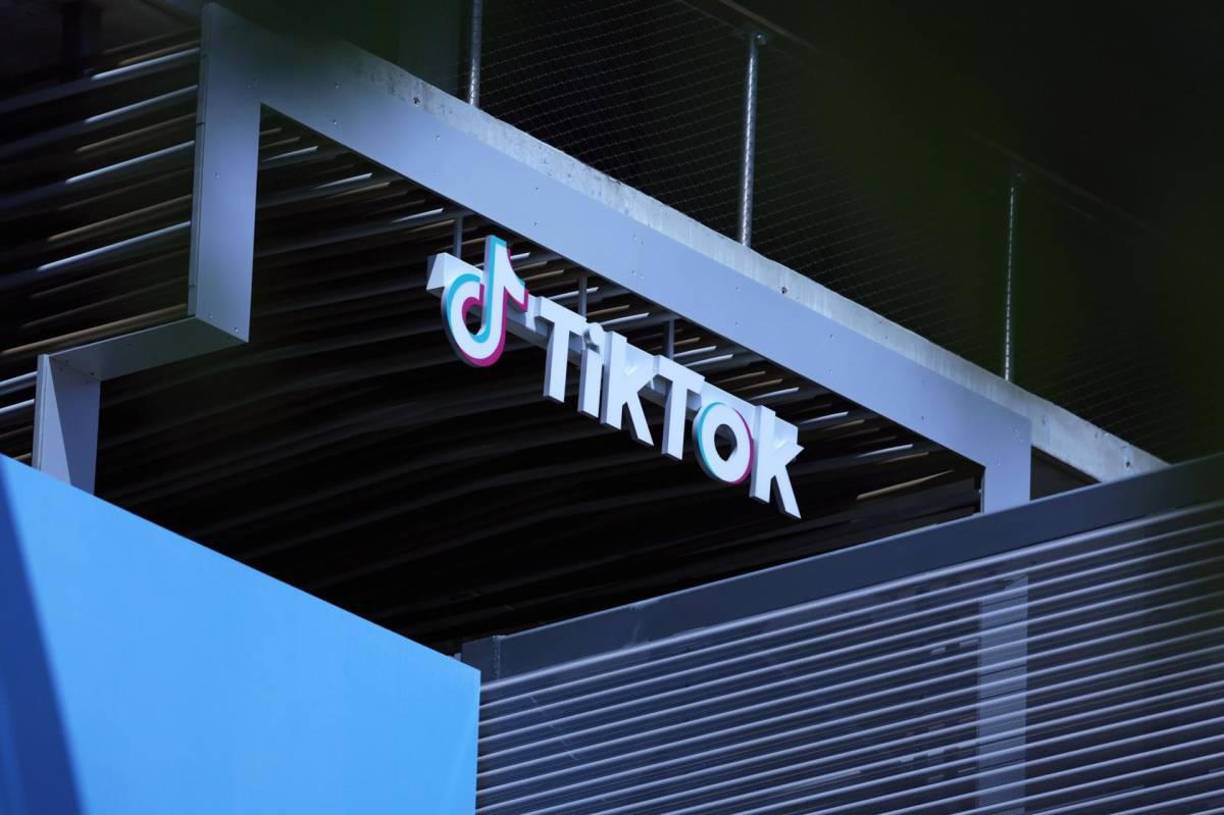 El Tribunal Supremo de Estados Unidos respaldó este viernes la ley que podría obligar a la red social TikTok a suspender sus operaciones en el país antes de este domingo, al no haberse desvinculado de su empresa matriz, la china ByteDance.