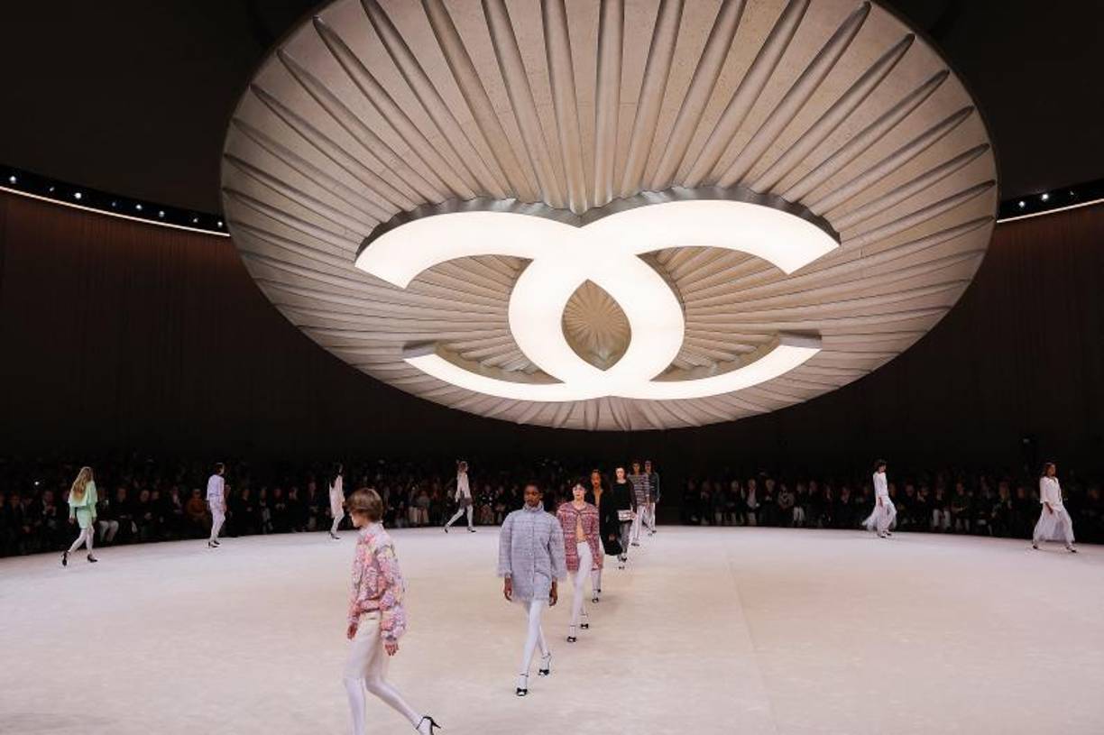 La casa Chanel recuerda que su relación con el ballet es una historia antigua. Hace un siglo, Gabrielle Chanel hizo sus primeras composiciones para el ballet de San Petersburgo.