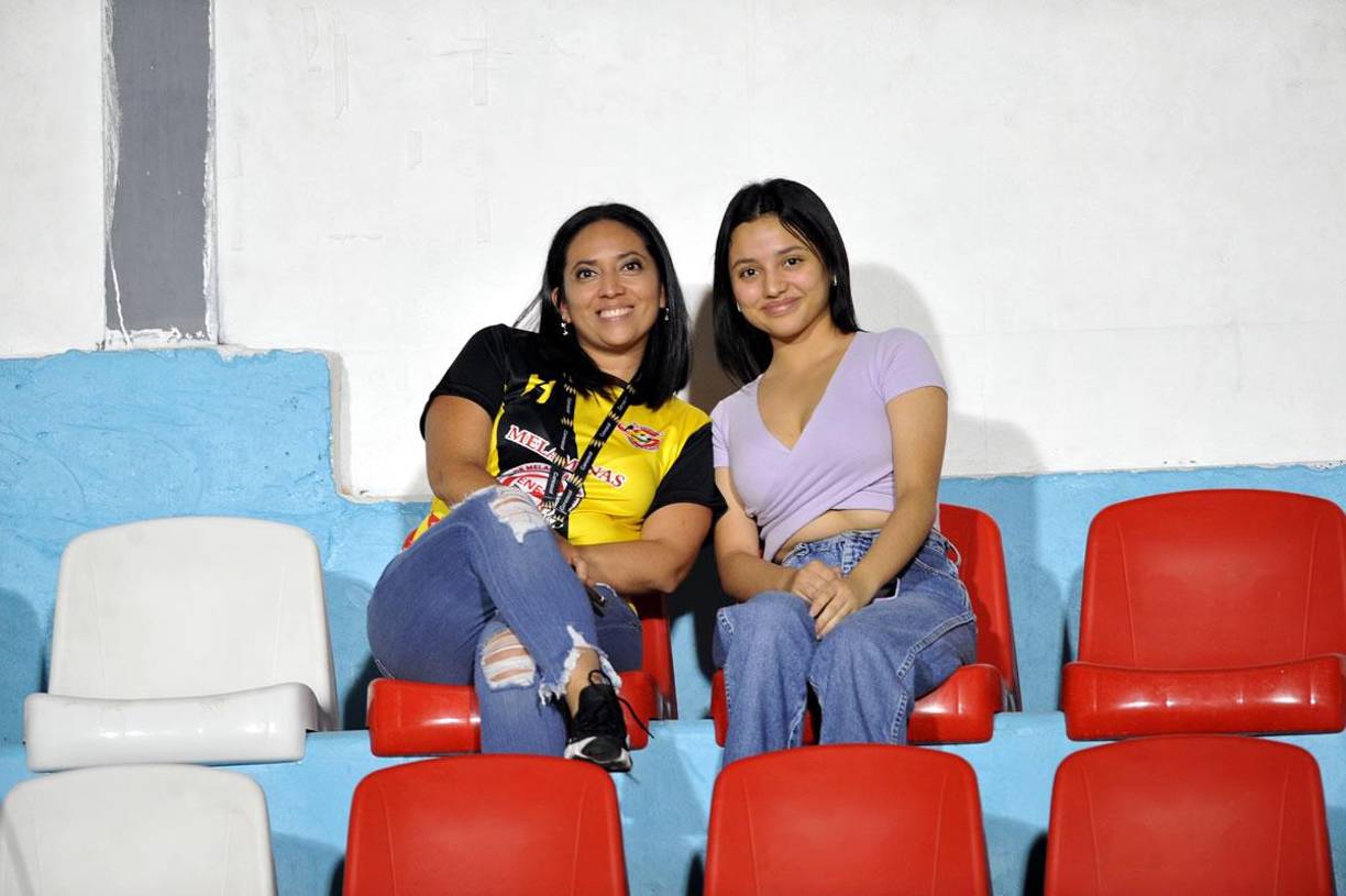 El Génesis también contó con el apoyo de estas dos lindas aficionadas.