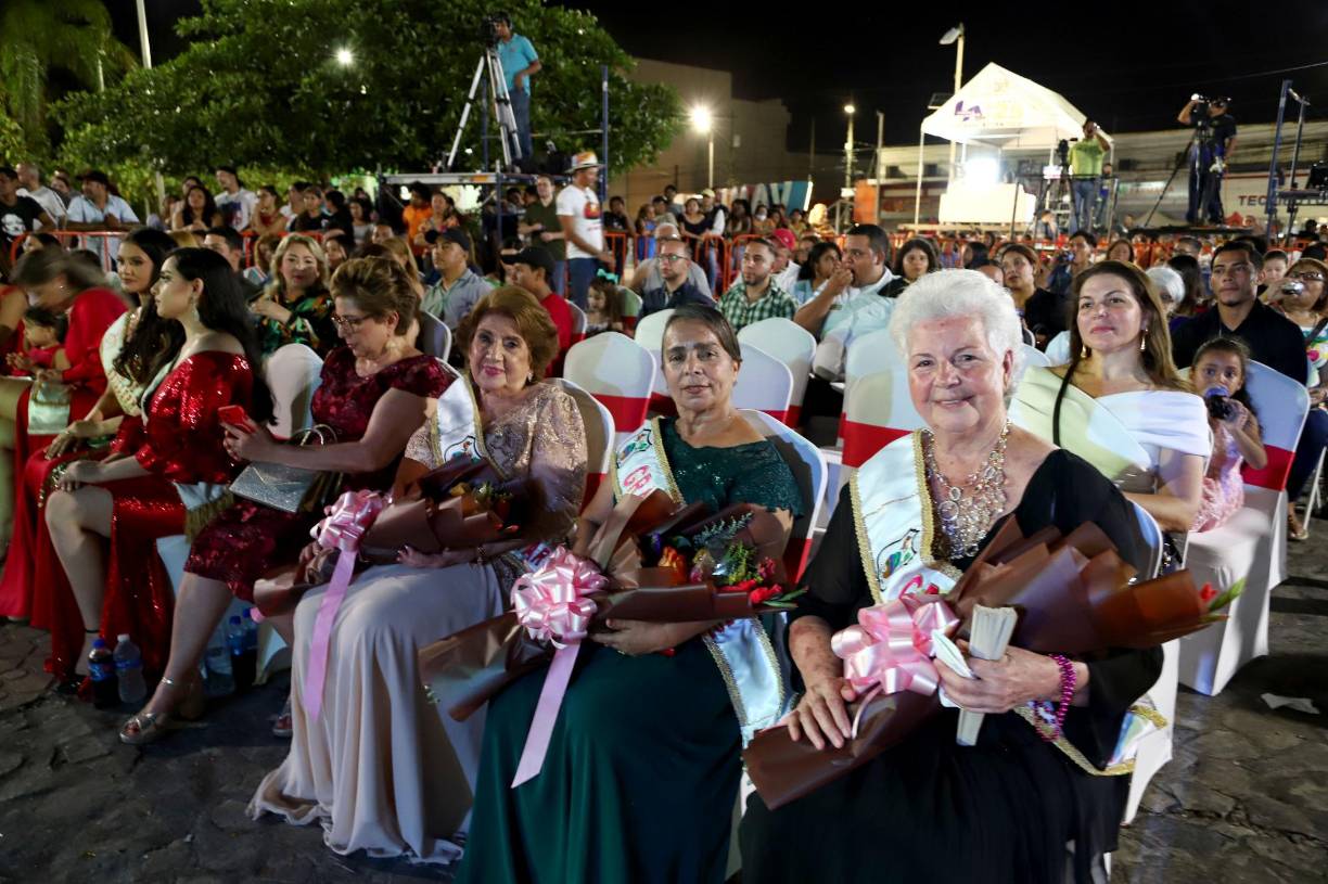 Las tres mariscales del carnaval 2023 Soad de Panayoti, Mary Lena Tenorio y Sandra Payne que fueron homenajeadas en el reinado por su labor social en beneficio de la ciudad.