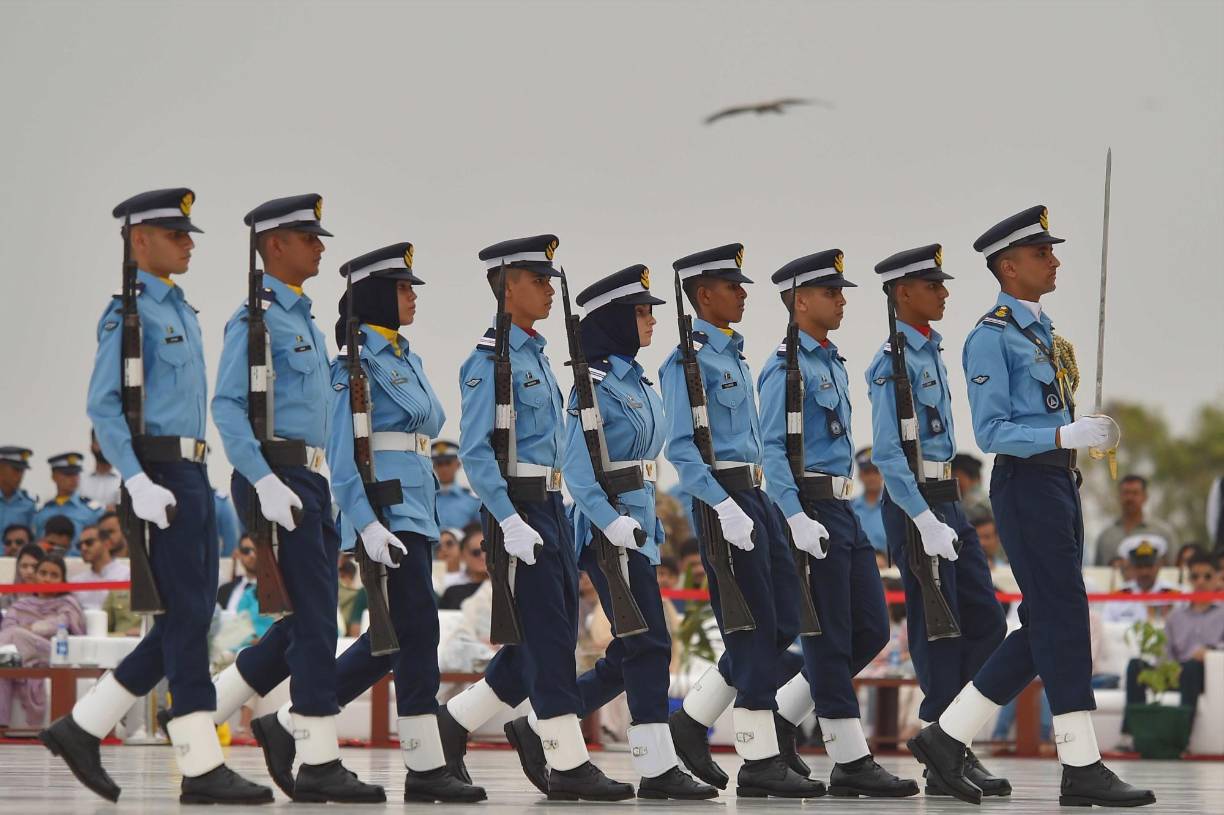 Decenas de niños y jóvenes paquistaníes visitan un campo de tiro del Cuerpo Fronterizo (FC) paramilitar durante las celebraciones del Día de la Defensa en Quetta, Pakistán.