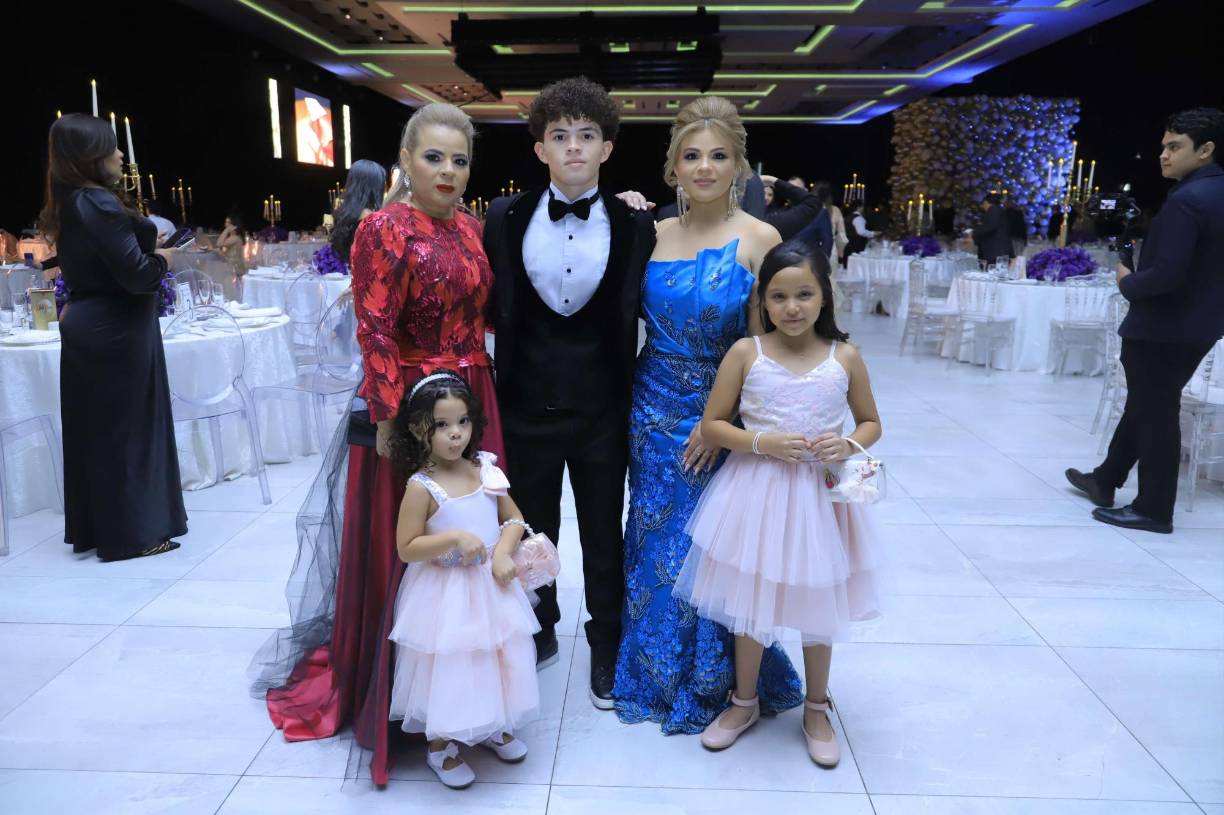 Gloria Hernández, Cataleya Ávila, Robert Torres, Deyni Ávila y Bianca Cáceres