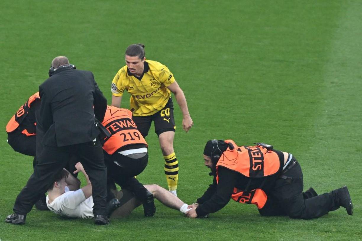 Los problemas surgieron a pesar de que Wembley reforzó sus medidas de seguridad, con más de 2.500 efectivos de seguridad desplegados, la mayor cantidad que Wembley haya visto jamás. Las infracciones se produjeron a pesar de que se invirtieron 6,5 millones de dólares (5 millones de libras esterlinas) en el operativo de seguridad alrededor del estadio.