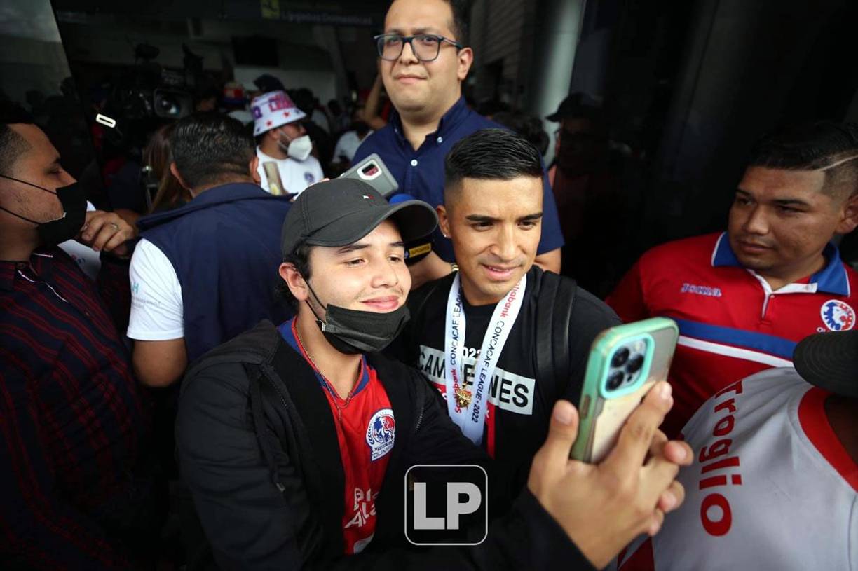 Michaell Chirinos fue otro de los jugadores del Olimpia que recibió el cariño de los aficionados.