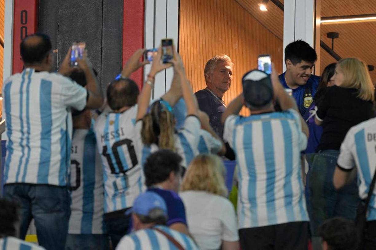 La esposa de Messi llegó a un palco para disfrutar del Argentina vs Polonia y su presencia no pasó desapercibida. 
