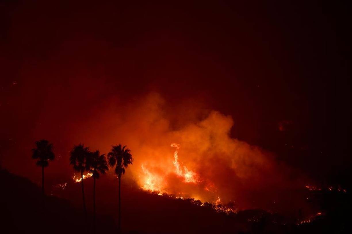 El incendio que asola la ciudad de Malibú, en el este de California (EE.UU.), avanza sin contención avivado por los fuertes vientos, mientras los más de 1.500 efectivos desplazados a la zona trabajan para contener las llamas.