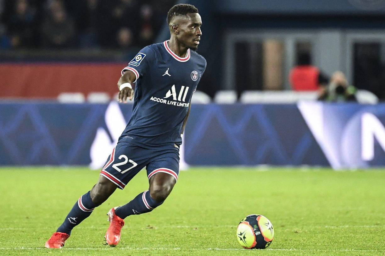 El mediocentro del PSG, Idrissa Gana Gueye, parece que volverá a la que fue su casa hace tres años: el Everton. Así lo afirman en el rotativo Athletic. El senegalés lleva tiempo siendo uno de los señalados por Christophe Galtier para salir del club parisino y parece que su traslado ya está más que garantizado. El centrocampista africano de 32 años firmaría en principio un contrato de dos años con opción a un tercero.