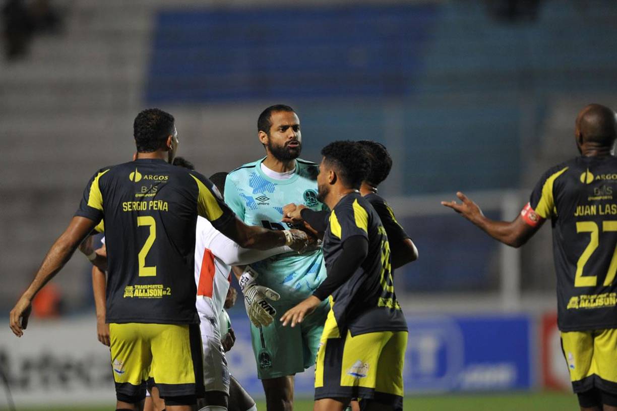 Edrick Menjívar corrió hasta el campo del Génesis para abroncar a Juan Diego Lasso tras una pequeña bronca.