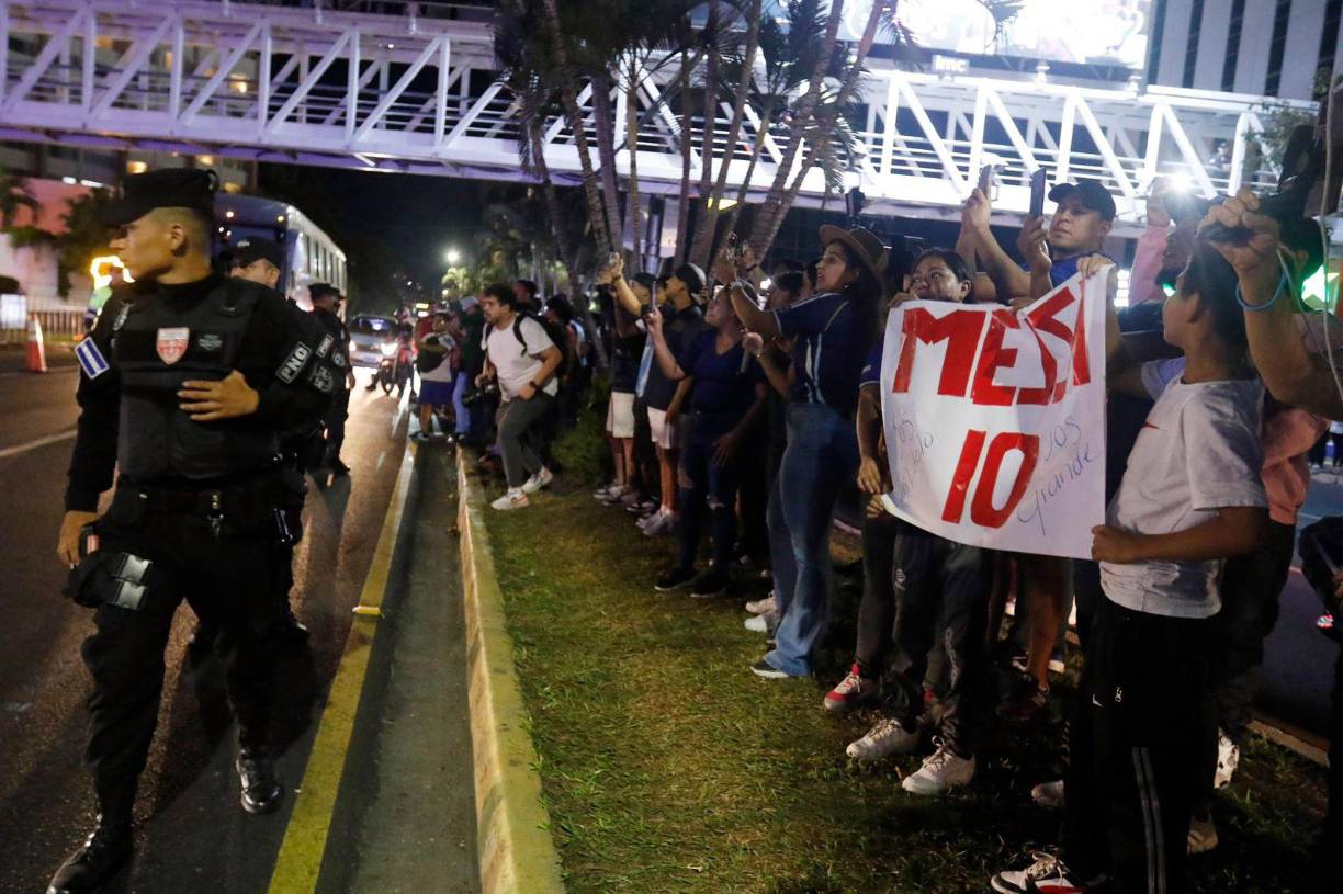Pese a la alta presencia de seguridad, los aficionados están en los alrededores del hotel previo a la llegada del Inter Miami. 