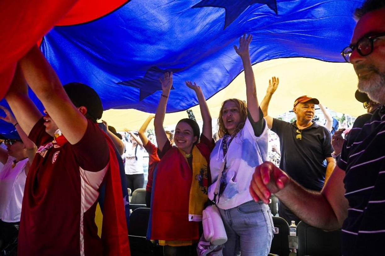 En EE.UU., donde hay unos 750.000 venezolanos, de los cuales el 60 % está en el sur de Florida, según datos oficiales, las convocatorias de apoyo a la oposición se multiplicaron en varias ciudades del país, incluyendo Nueva York.