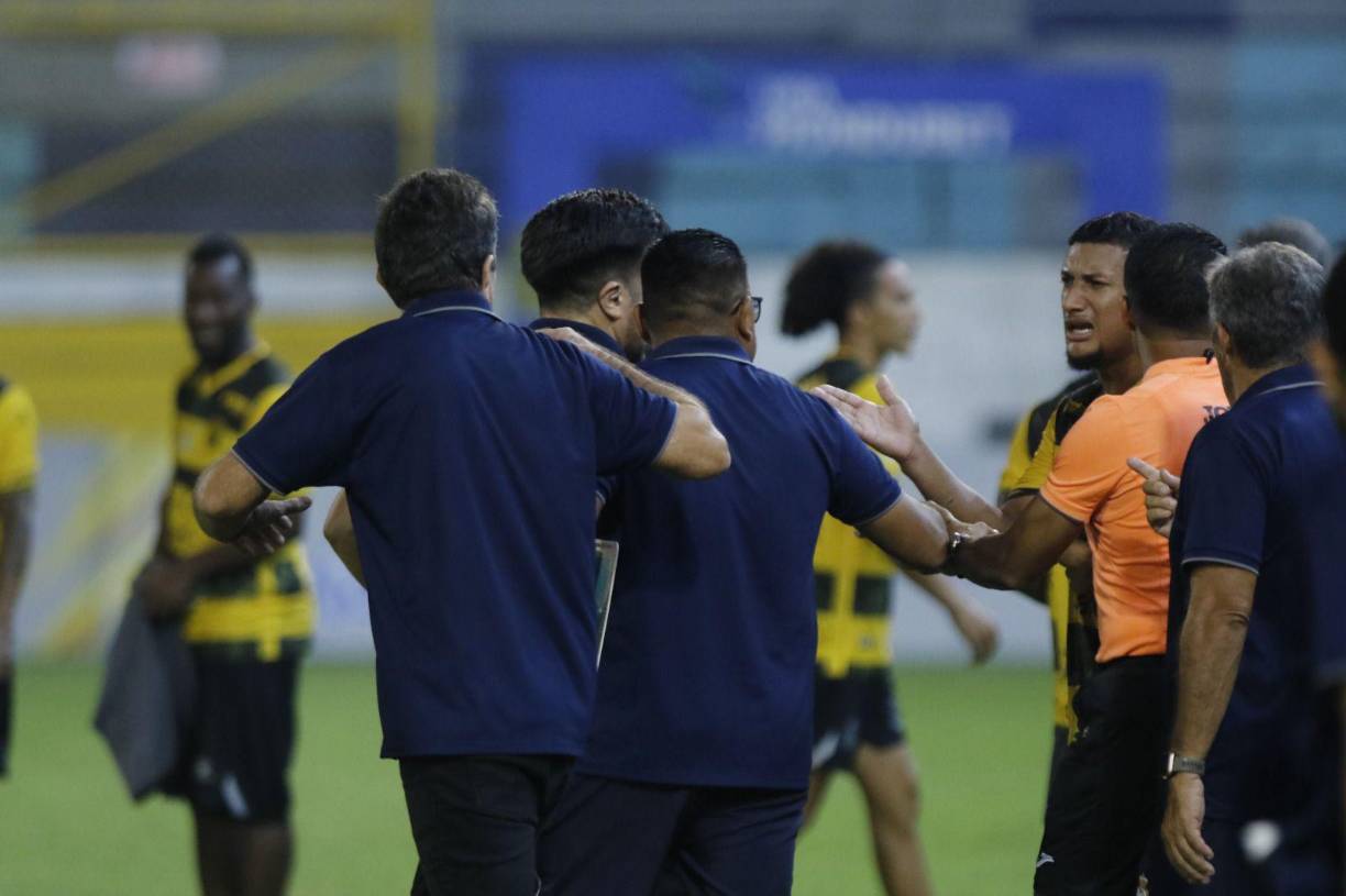 Protestas entre cuerpo técnico de la Real Sociedad y algunos jugadores del Real España