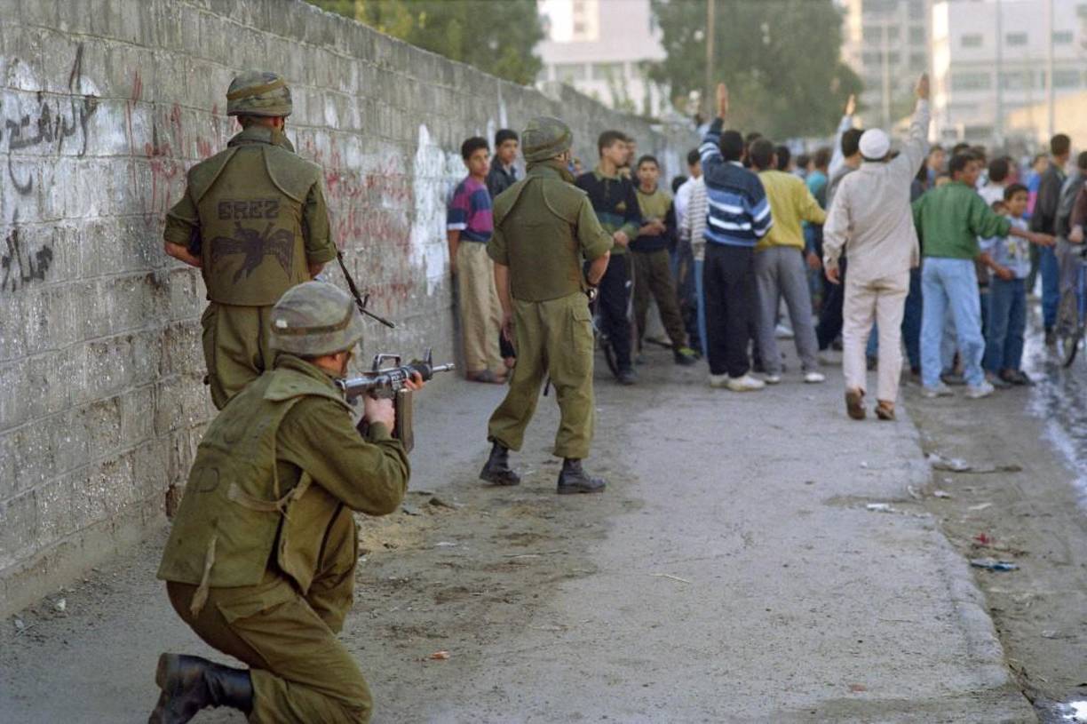 “No tenemos coche, no tenemos gasolina, estamos en la calle y solo nos dieron la ruta” asegura un habitante de Jabalia que prefiere permanecer en el anonimato, al explicar que solamente para llegar hasta la carretera de Salah al Din necesita tres horas.