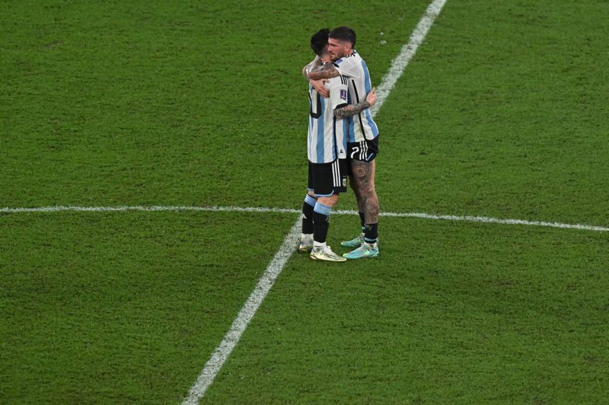 En la Copa América de Brasil 2021 llegaría<b> el punto de clímax</b> cuando Argentina se coronó campeona en el Maracaná venciendo a Brasil, <b>Messi se quitó un peso de encima</b>, que De Paul y su banda decidieron compartir con él y lo alivianaron para que se sintiera como pez en el agua.